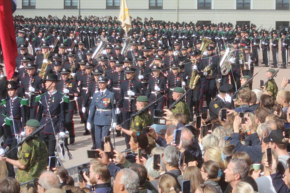 Prosesjon foran slottet under kong Haralds gravferd.