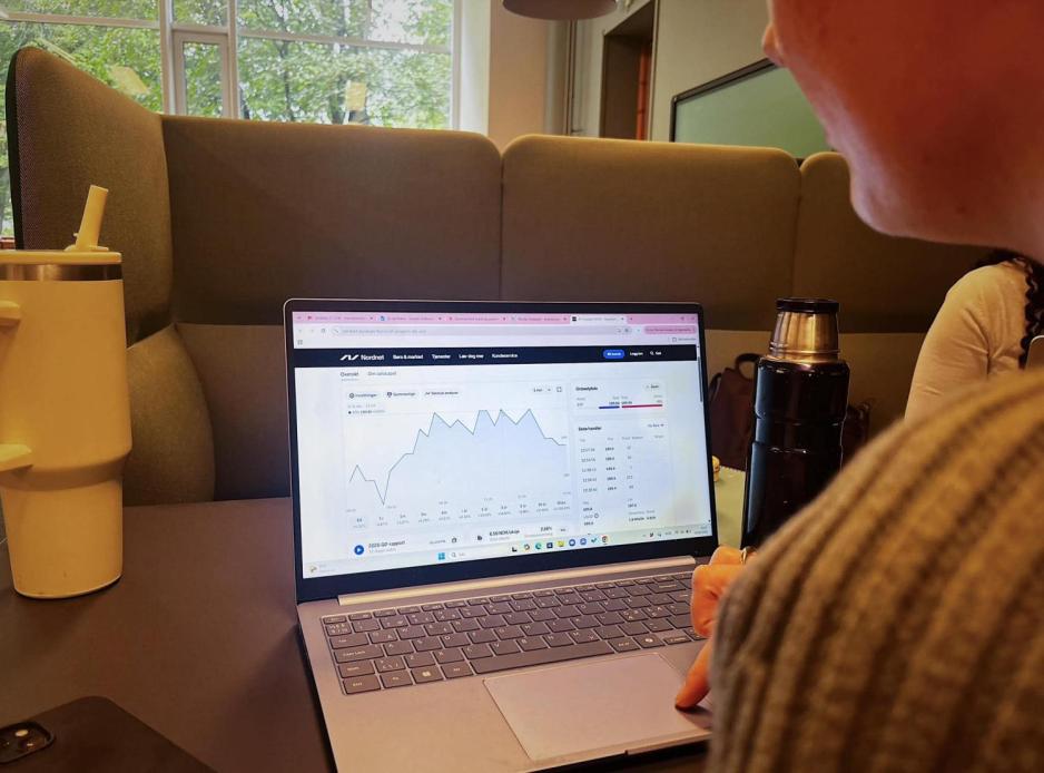 Student sitter &aring; ser p&aring; kvartalsrapporter p&aring; datamaskinen.