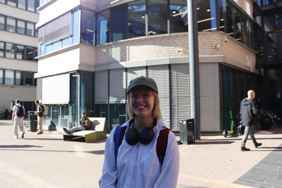 Kristina (30) foran en av inngangen til OsloMet 
