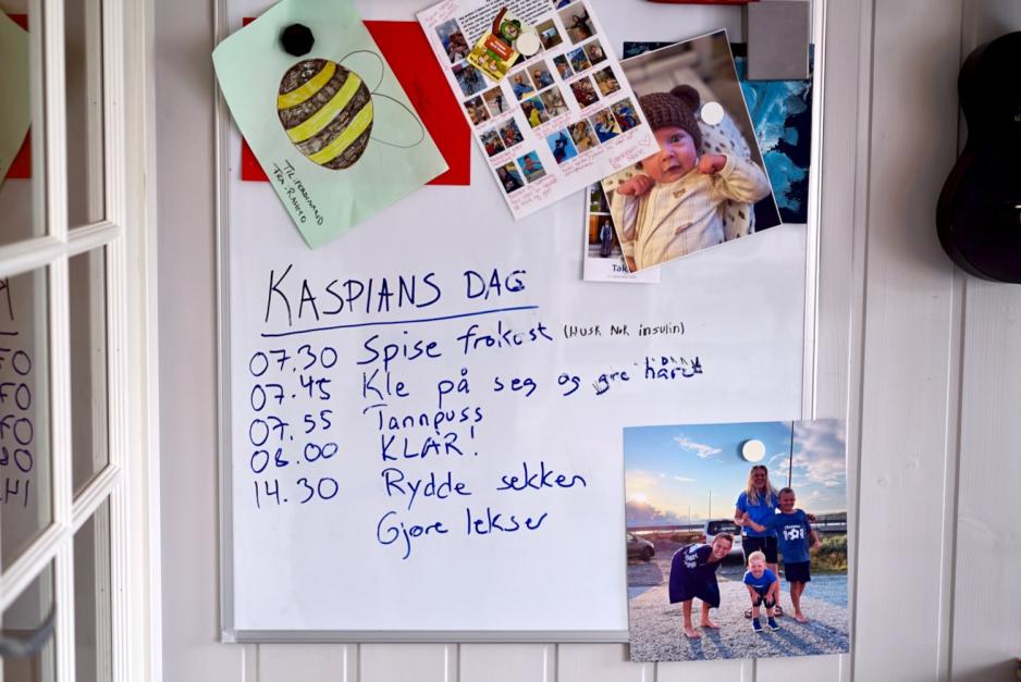 Kaspians dag skrevet opp på en tavle