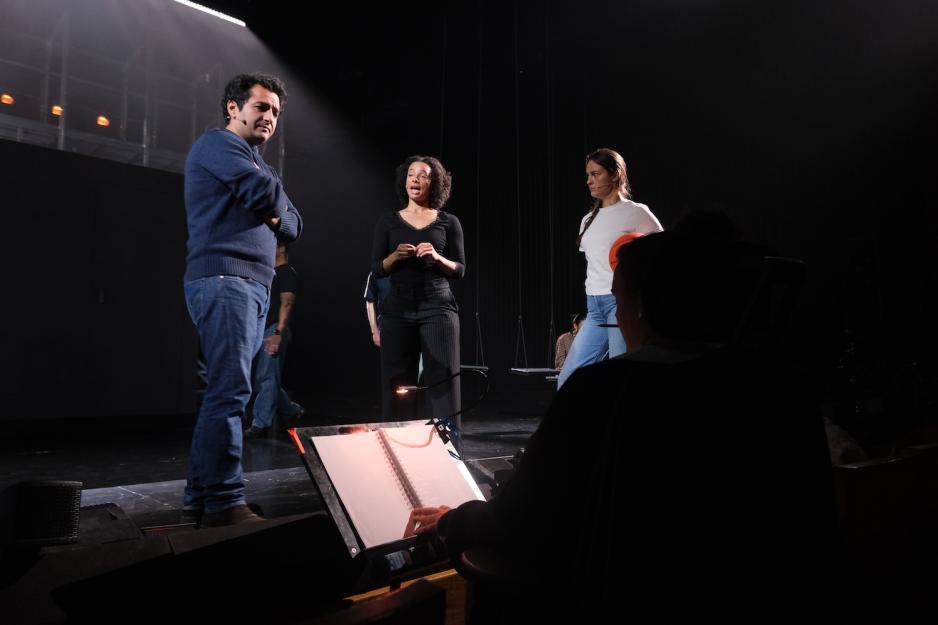 Sufflør hjelper skuespiller på scenen med replikken sin.