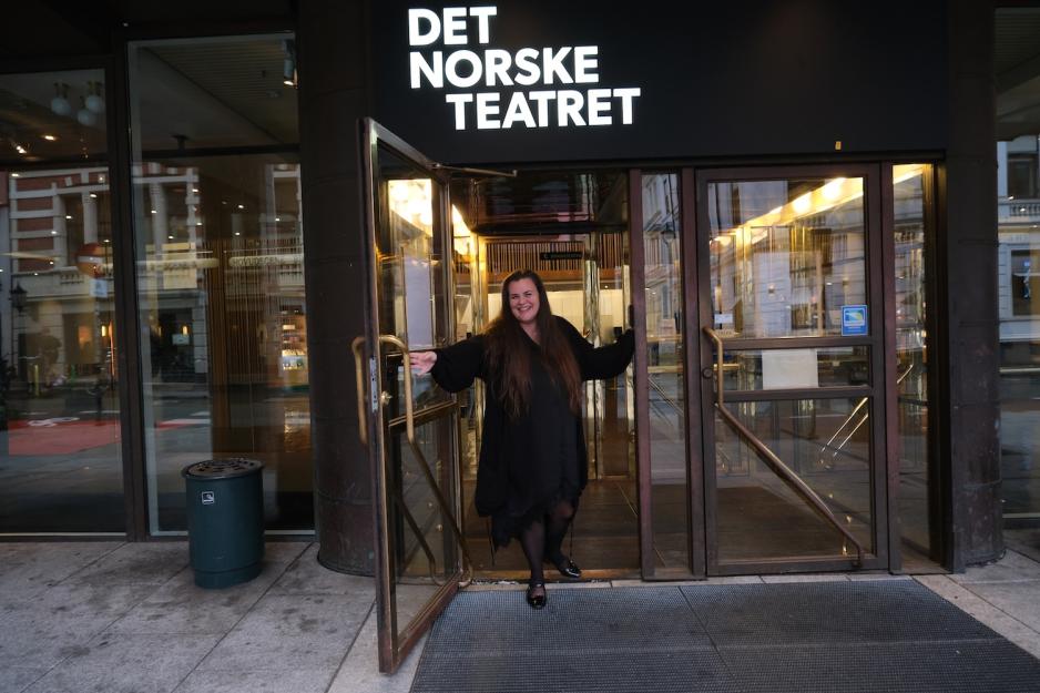Dame forran inngangen til det norske teateret