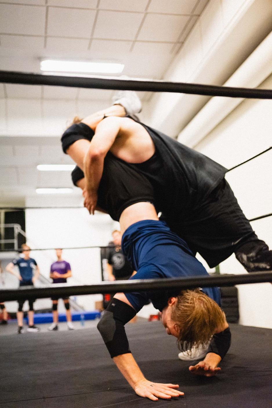 Johnsrød tar en Hurricanrana