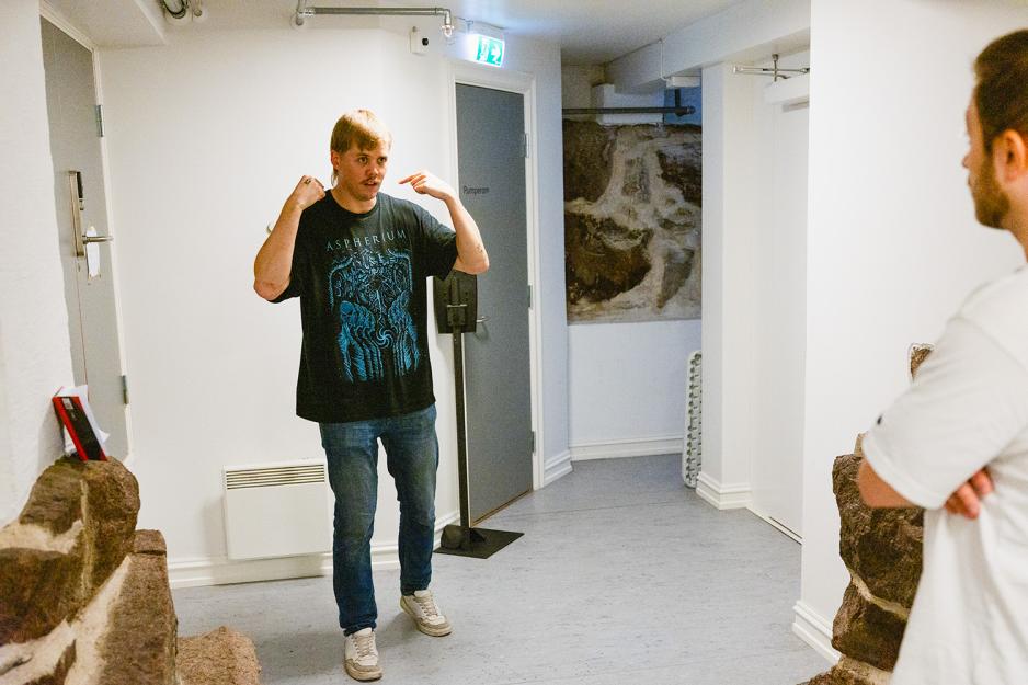 Johnsrød i kjelleren i dongeri