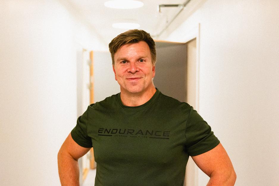Erik Isaksen står i en korridor