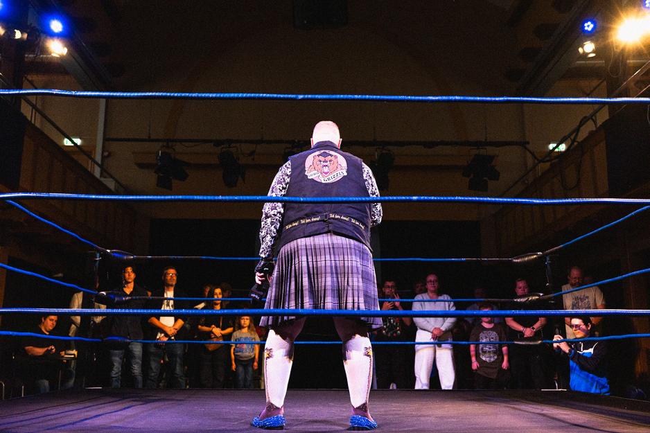 Sumo Grizzly står i ringen uten hatten