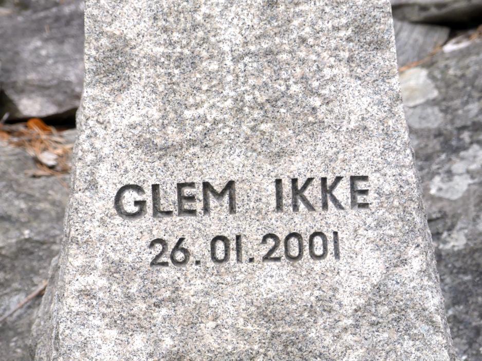 Nedre del av minnesmerket for Benjamin Hermansen, med ordene &laquo;Glem ikke&raquo; og datoen for drapet.