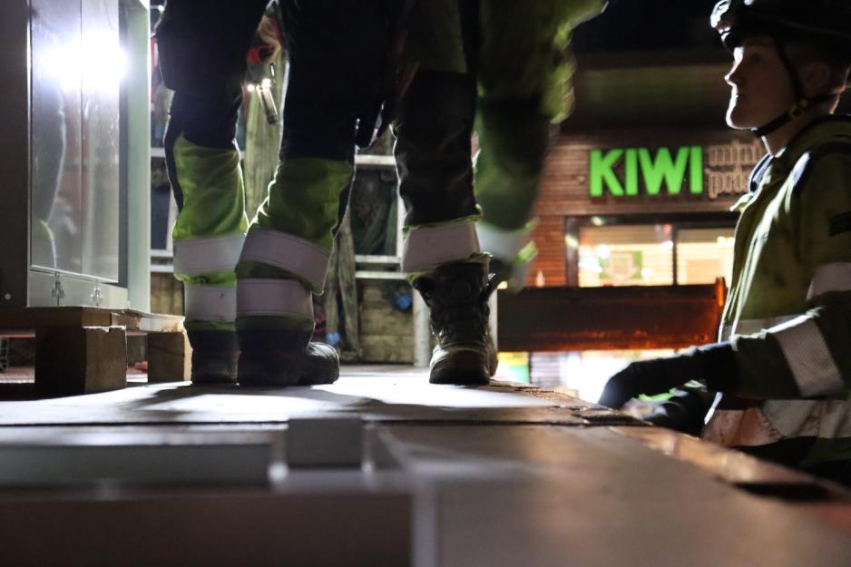 Detaljebildet av guttene som går på kranbilen