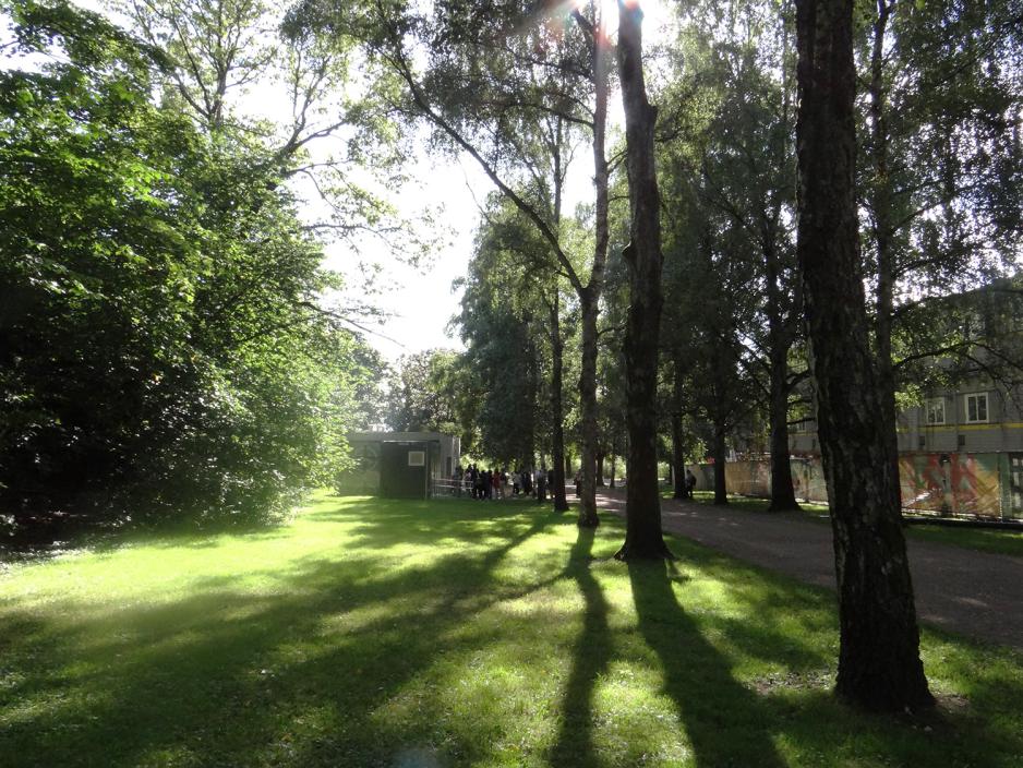 En gruppe turister st&aring;r i k&oslash; til toalettene i Frognerparken