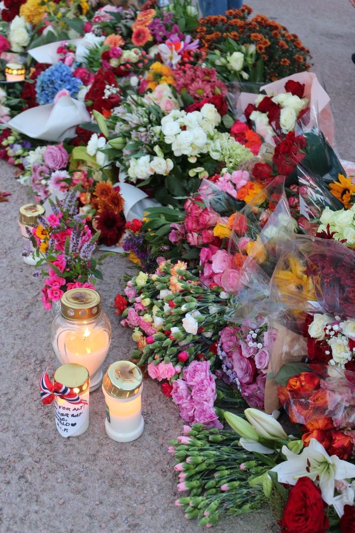 Blomsterhav og noen tente lykter.