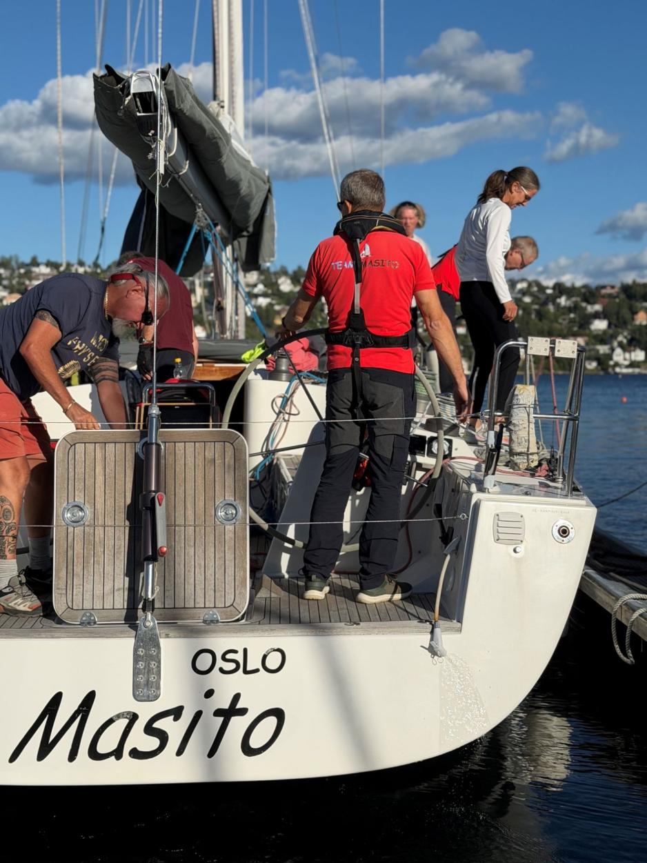 Eivind Bakke med team, om ombord i Masito, p&aring; vei ut til onsdagsregatta