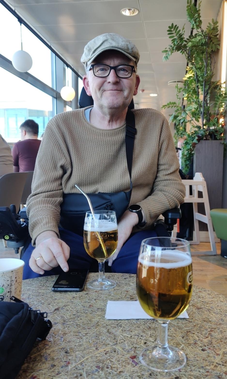Tore i og sønn drikker øl i England