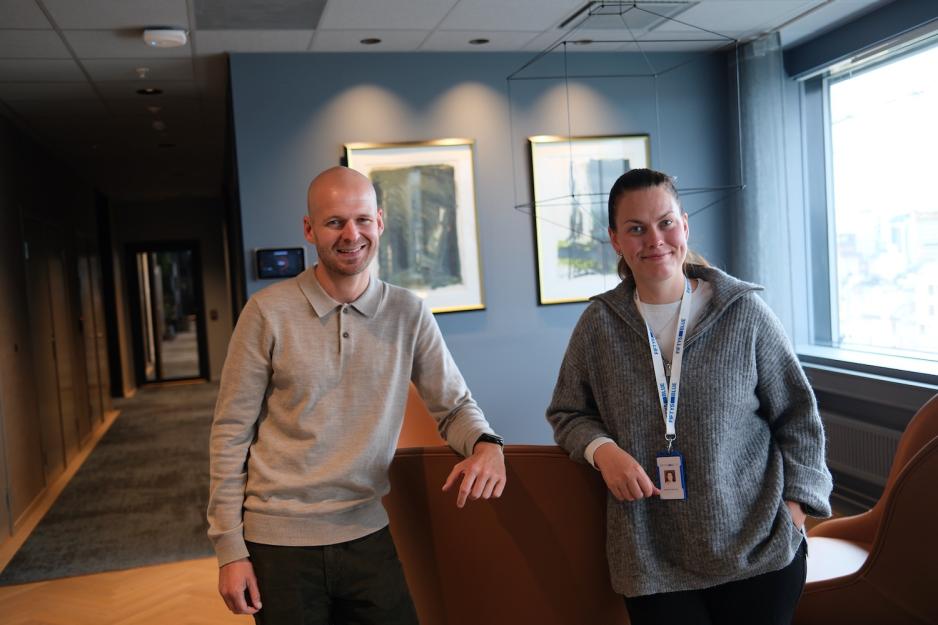 Jonas &Oslash;stnes og Agnethe Karlsen smiler i Fifty5Blue sine lokaler i Lakkegata 