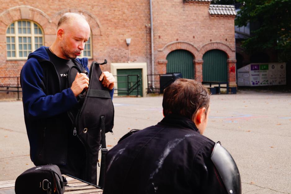 Håvard fikler med sekken sin mens Anton hviler ved siden av han.