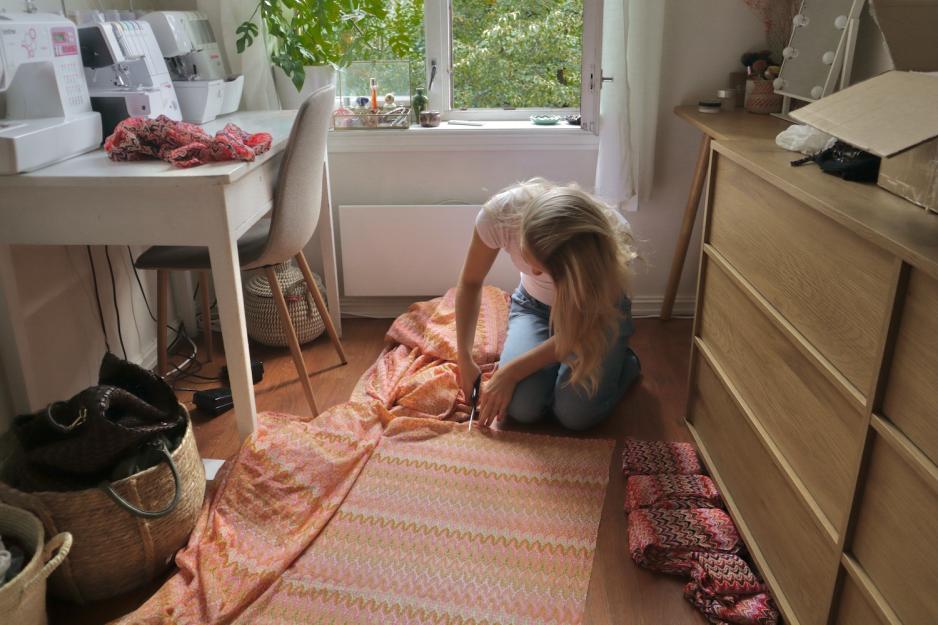 Hedda klipper i siggzagg stoff 