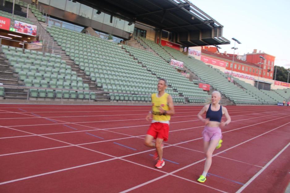Silje og Kevin løper intervaller på Bislett stadion