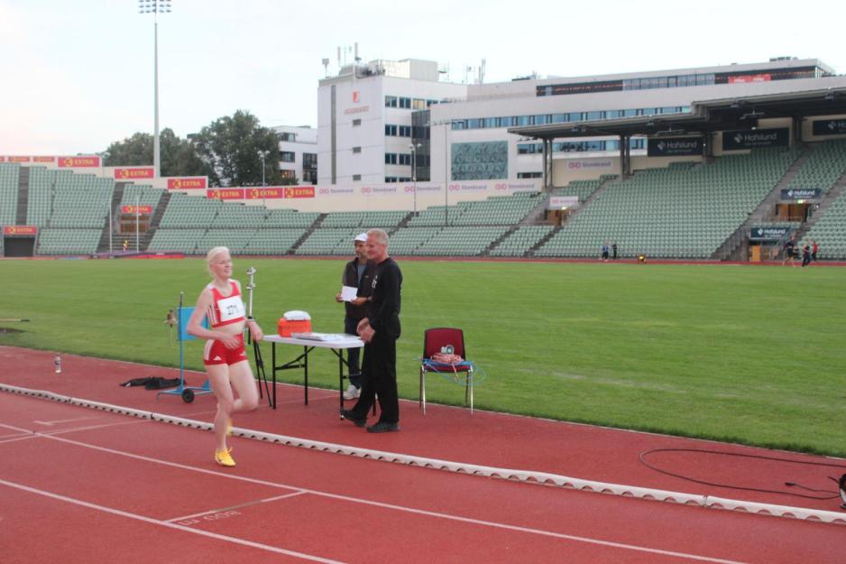 Silje løper testløp på 1500 meter på Bislett stadion