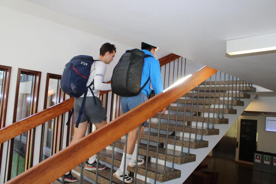 Sigve følger studiekamerat Emil opp en trapp