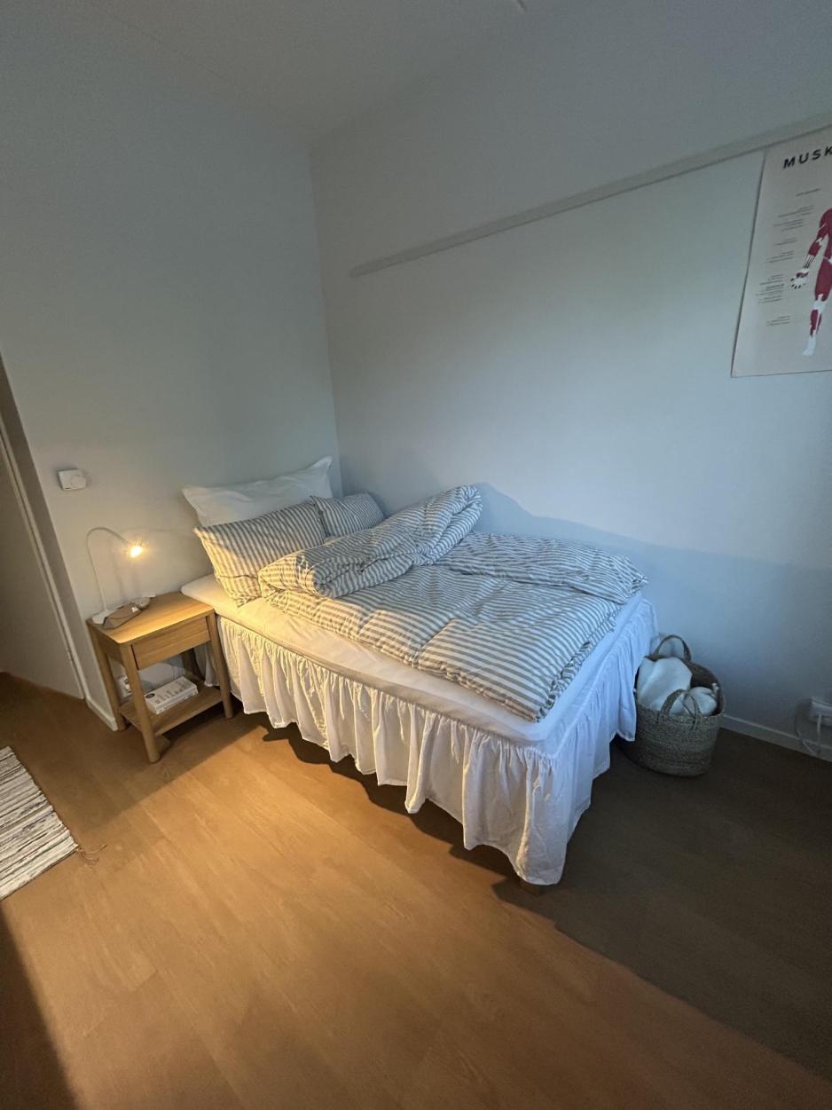 Senga har f&aring;tt plass i en krok av hovedrommet