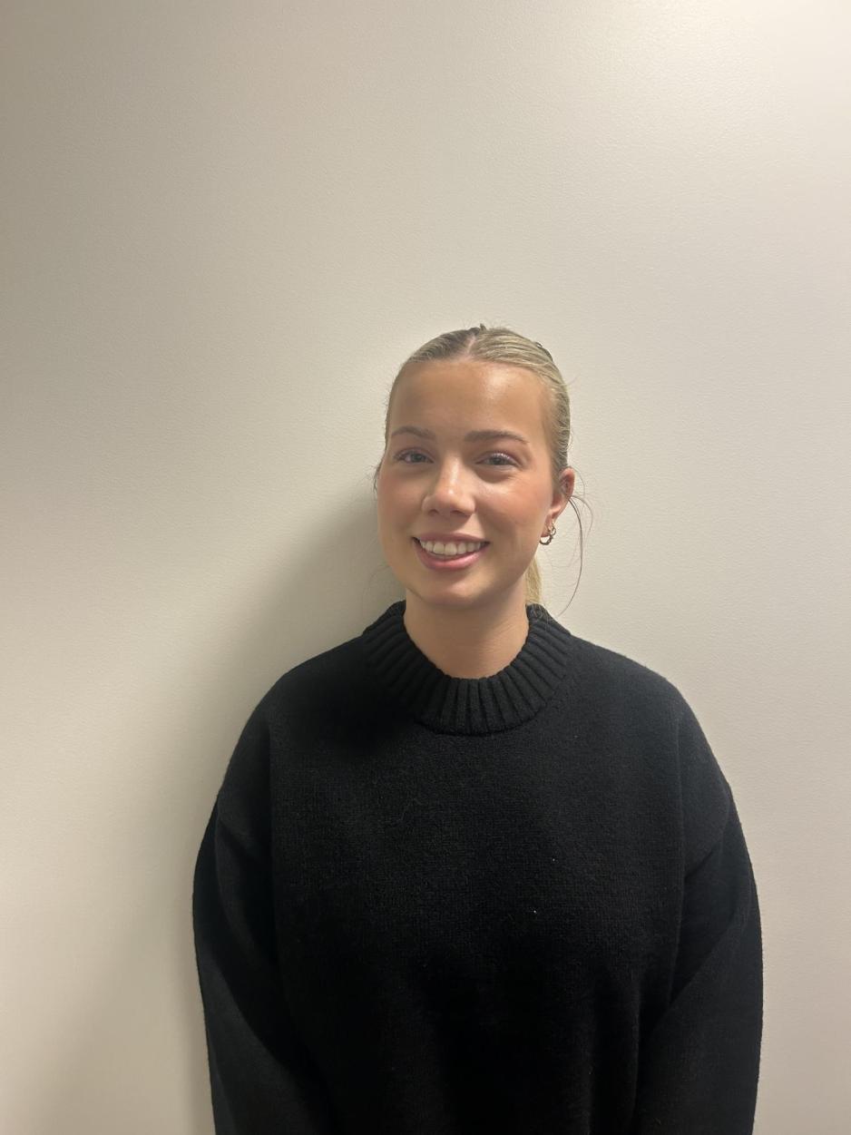 Petra Hjelle (20) st&aring;r inntil en hvit vegg
