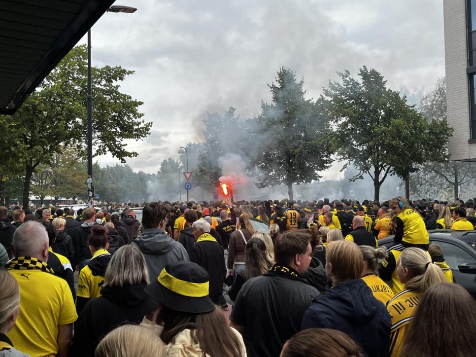 Lillestr&oslash;m supportere p&aring; vei til kamp.
