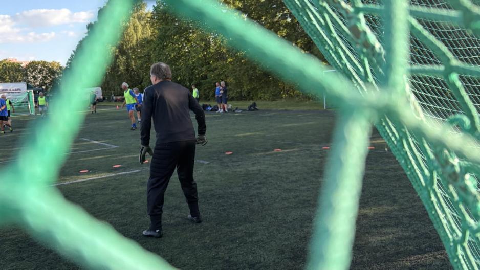 gammel håndballkeeper som er fotballkeeper