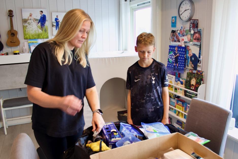 Kaspian ser lei seg ut når han ser alt han må ha med på leirskolen