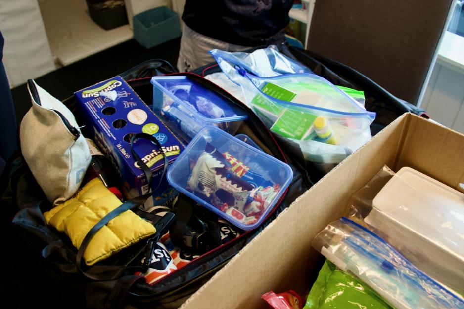 Kaspians diabetesutstyr til leirskolen inkluderer ulike sukkerholdige drikker og mat, sensorer, kanyler og insulin.