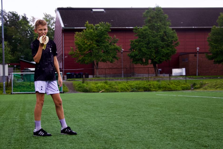 Kaspian spiser en banan på fotballbanen når han har føling