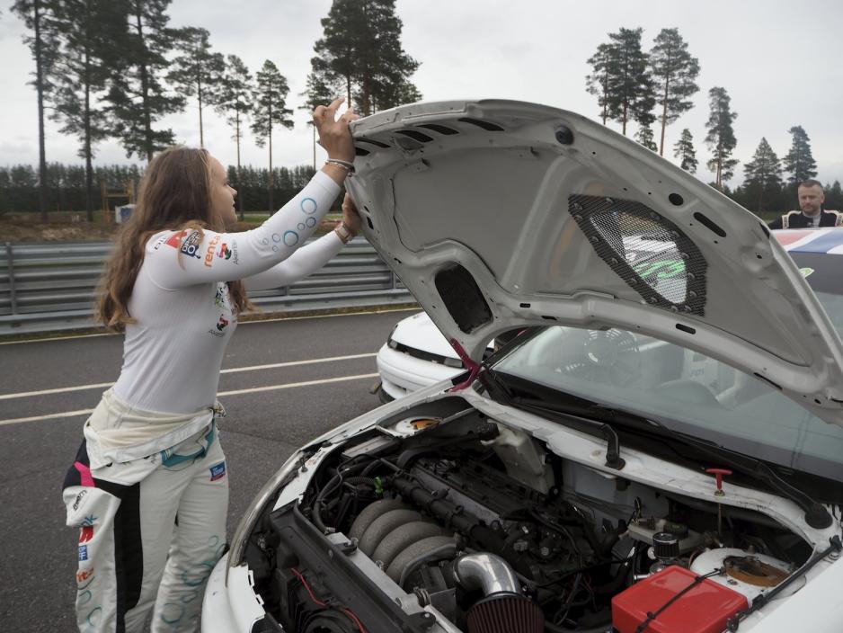 Isabell åpner panseret til bilen