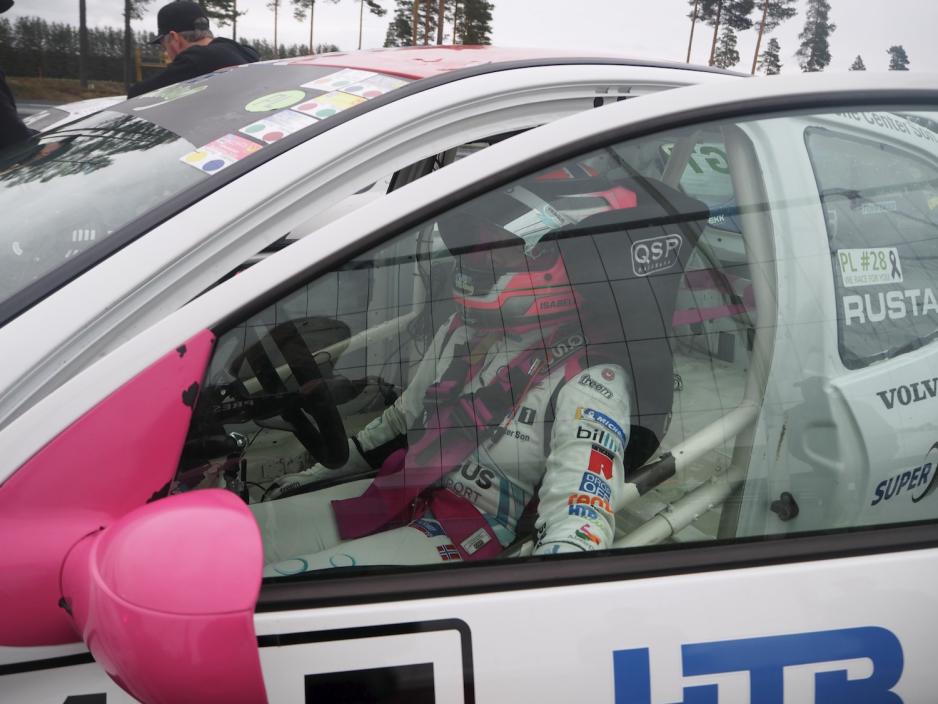 Isabell sitter i bilen