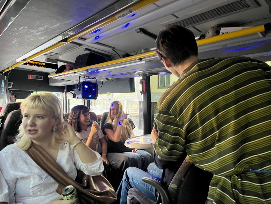 Inne i nieu bussen med komiker Jonatan Hus&oslash;y