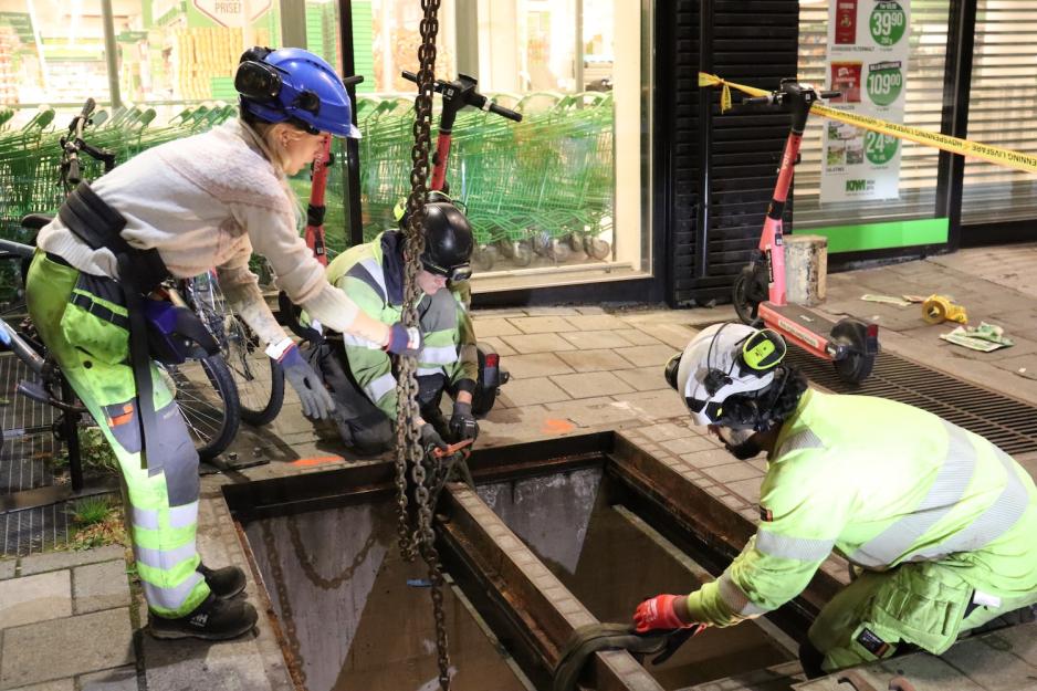 Arbeidere rundt et hull. 
