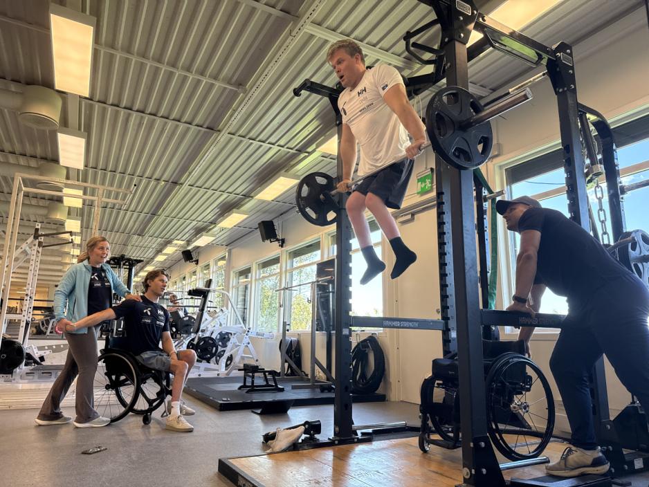 Saltvik Pedersen under muscle-up testen.