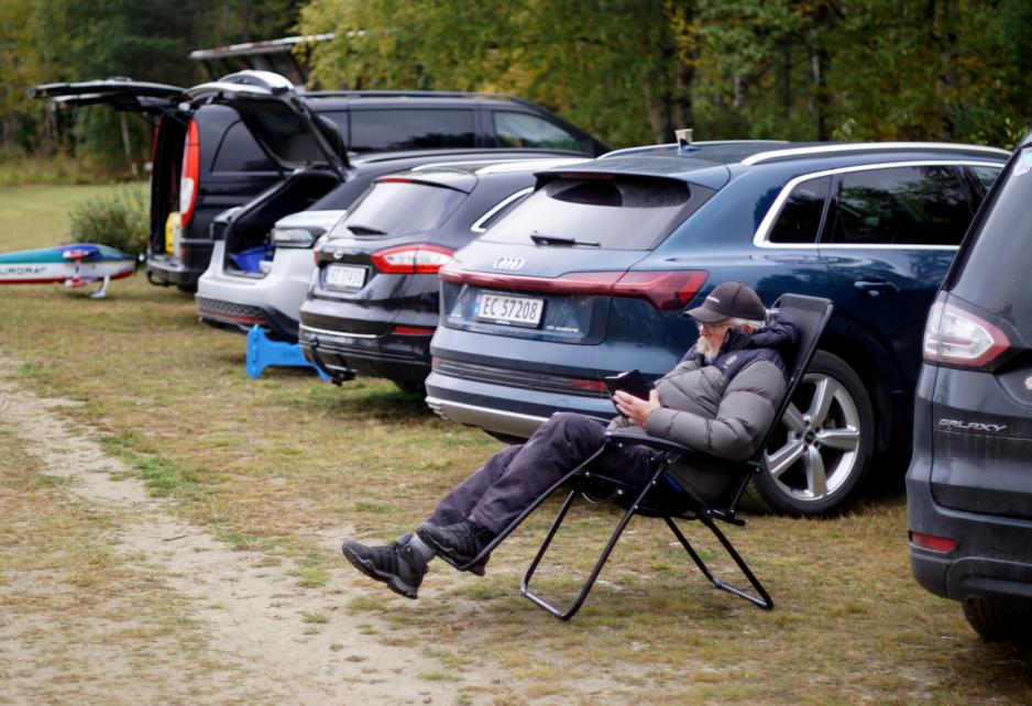 En pilot sitter å venter på sin tur