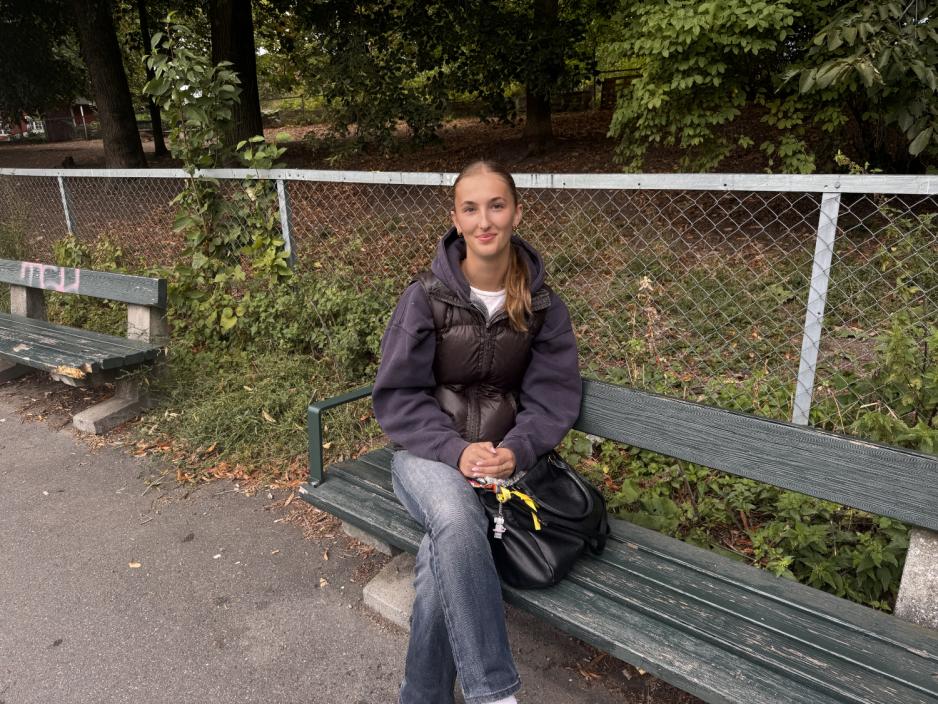 Studenten Liva som sitter p&aring; en benk i Marienlystparken.
