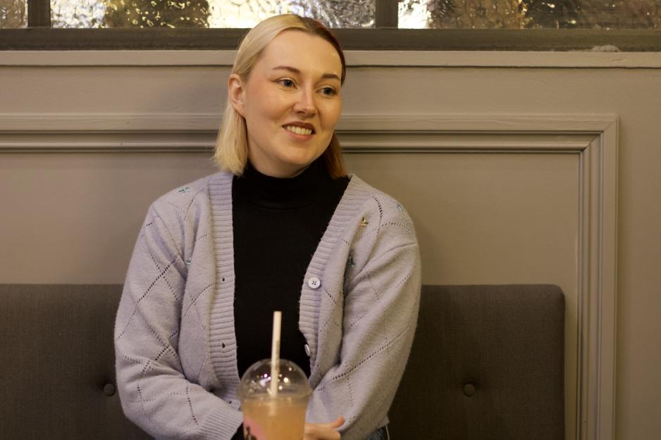 Maria sitter på cafe