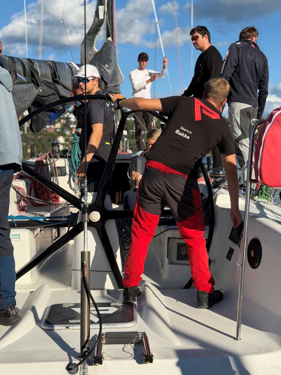 Marius Bakke med team, om bord i Psycho, p&aring; vei ut til onsdagstregatta