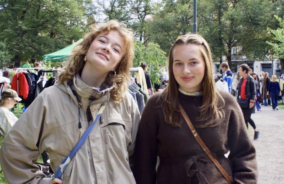 De to jentene Marthe og Tuva var p&aring; klesmarkedet p&aring; Sagene sist l&oslash;rdag.