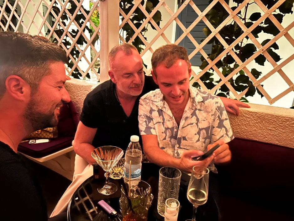 Martin, Evangelos og Panayotis titter på telefonen
