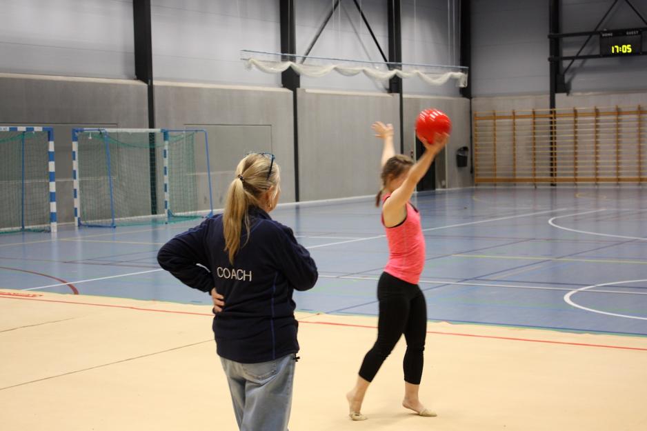 Brenda som følger med på Maren som kjører gjennom programmet sitt.