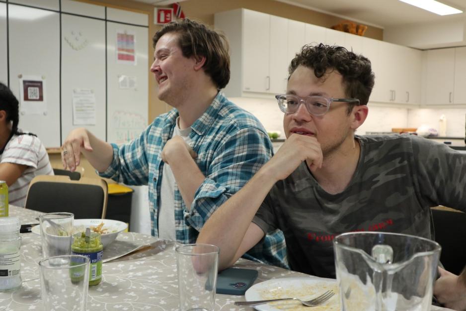 De spiser pasta og snakker