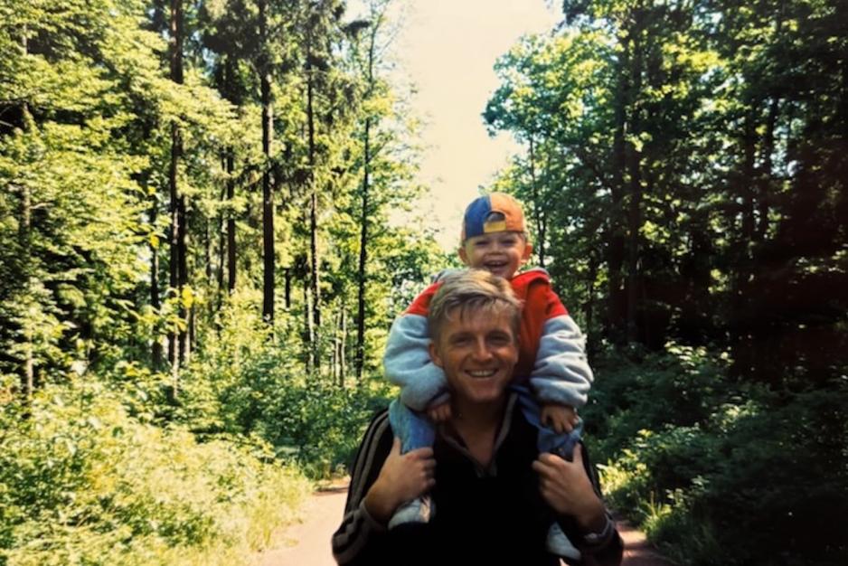 Mikael og far på tur når han var liten