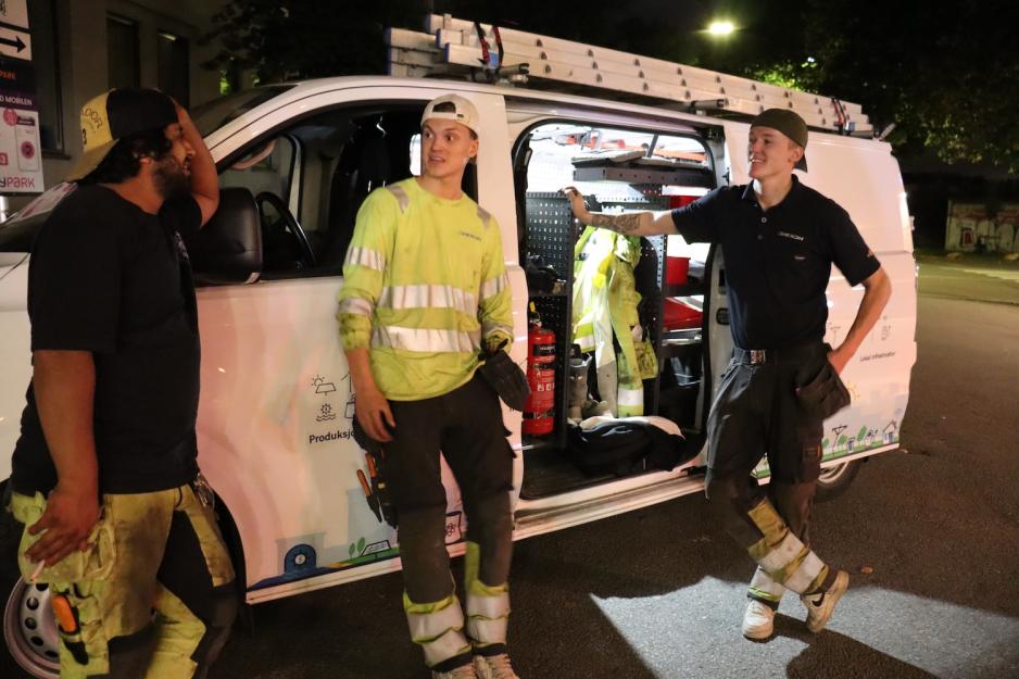 Gutter står utenfor en varebil