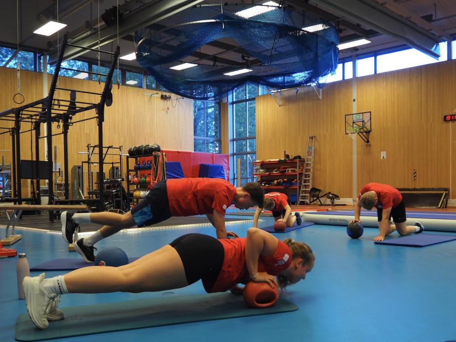 Isabell Rustad tar en pushup