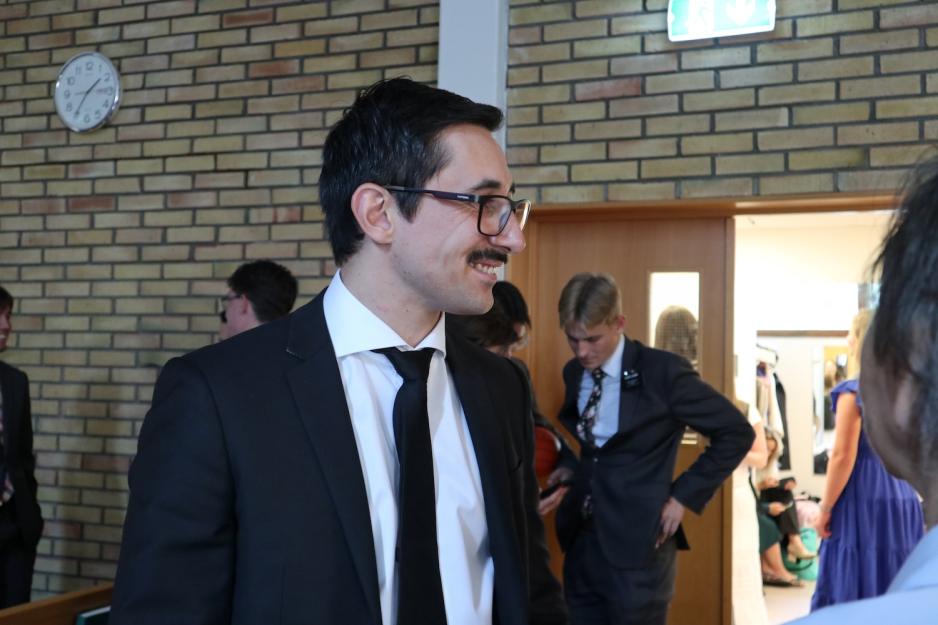 Ricardo snakker med andre i kirken