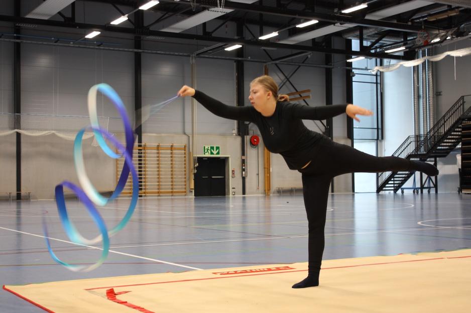 Silje som øver på vimpelprogrammet sitt.