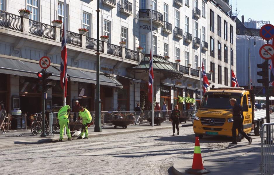 Grand Hotel og Karl Johans gate blir forberedt for Kong Harald Vs prosesjon 