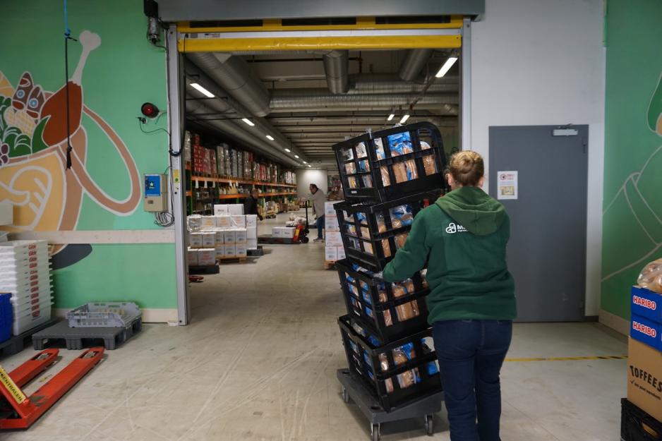 Brød rulles inn i matsentralen