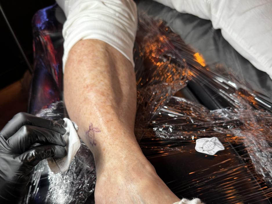 Gerd blir tatovert